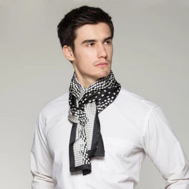 How to choose a men silk scarf for a cruise?
